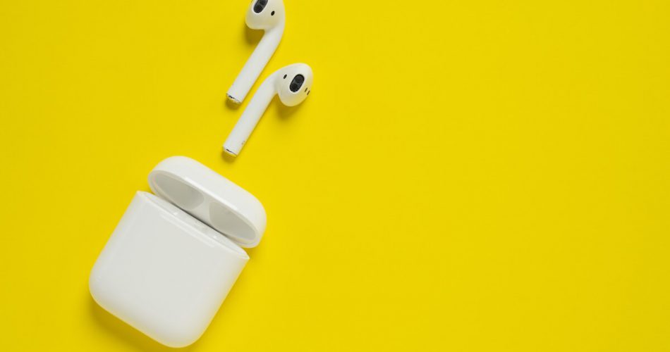 airpods blinking green