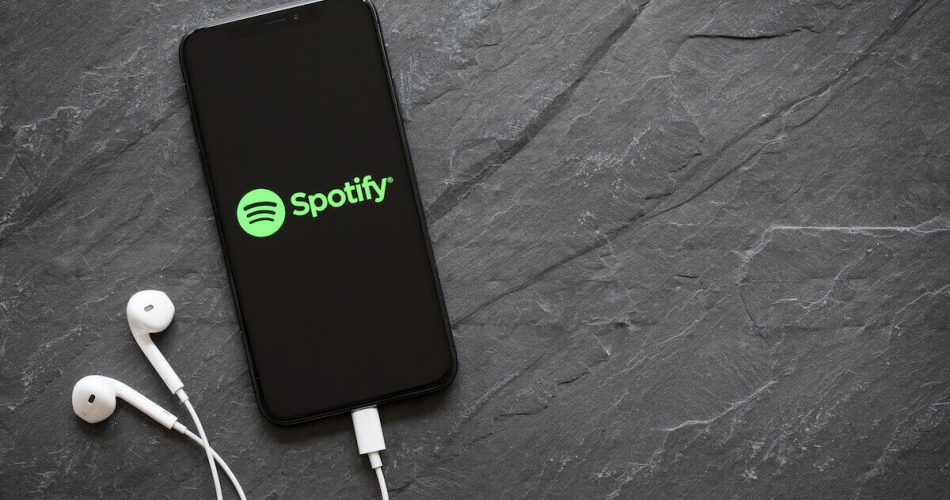spotify stops playing iphone